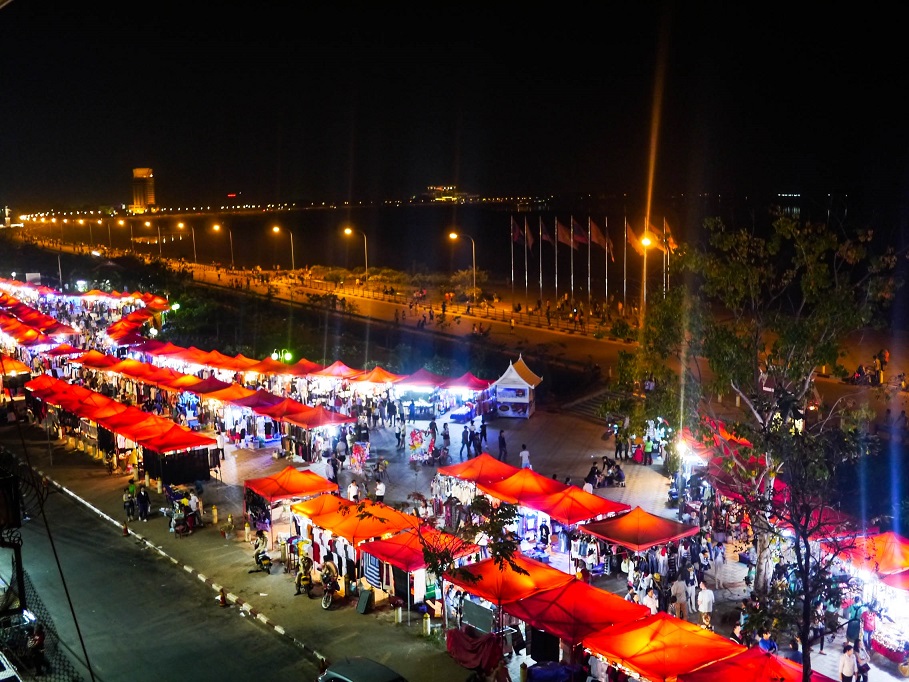 Vientiane Riverside Night Market - the iconic red-roofed market.