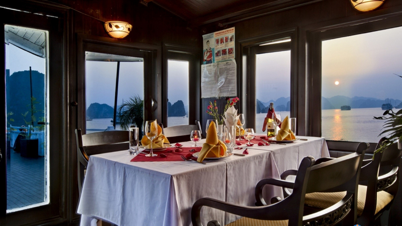 Dinning Room among magnificent Bai Tu Long