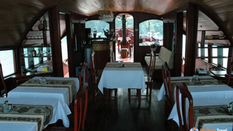 Red Dragon Cruise Dinning inside