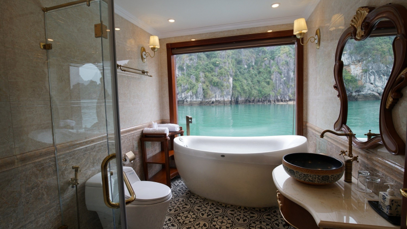 King Suite Bathroom with ocean view