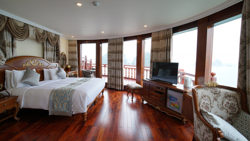 Nha Trang Suite king bed