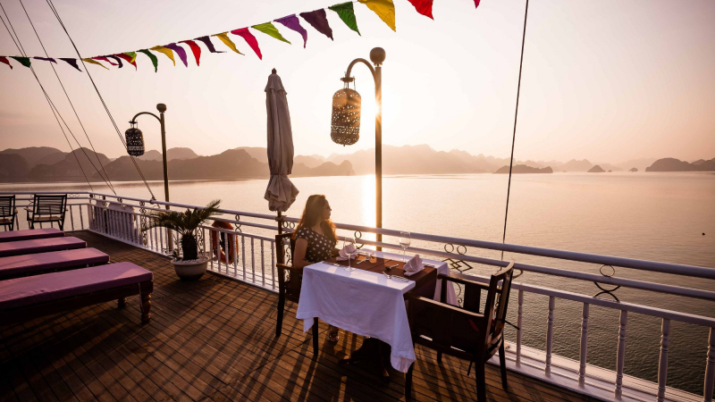 Sightseeing Bai Tu Long at Sun Deck