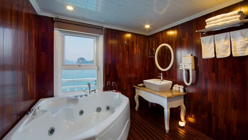 Royal Suite bathroom with a jacuzzi