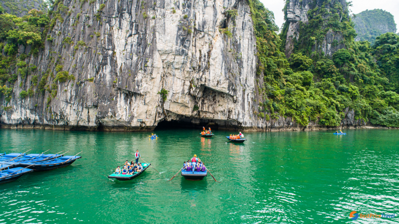 Kayak through hidden gem in Lan Ha Bay