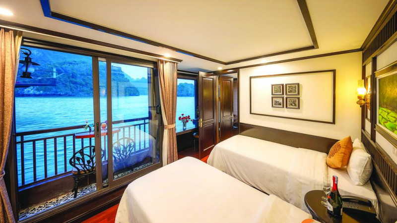 Deluxe Balcony with Cat Ba Island view