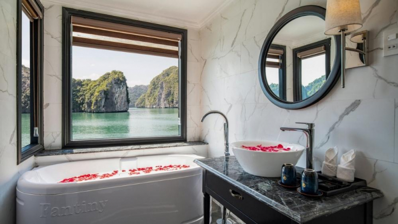 Bathtube With Halong Bay View