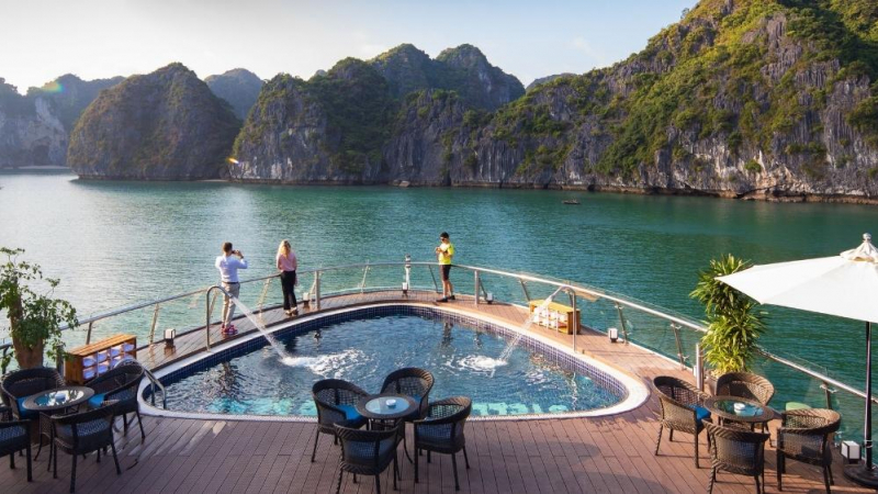 Luxury Cruise Pool
