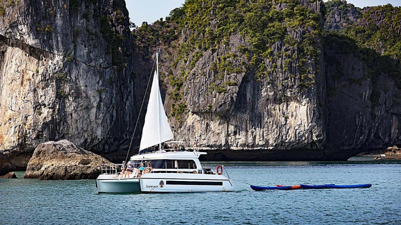 Luxury Catamaran for 2 nights cruise of Scarlet Pearl