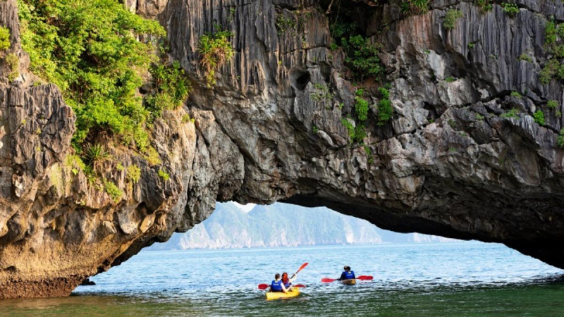 Kayaking to explore Cat Ba Island