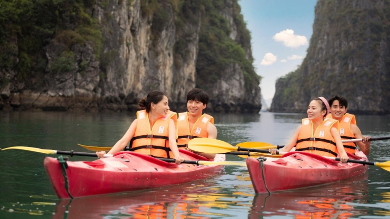 Kayaking at Thien Canh Son cave