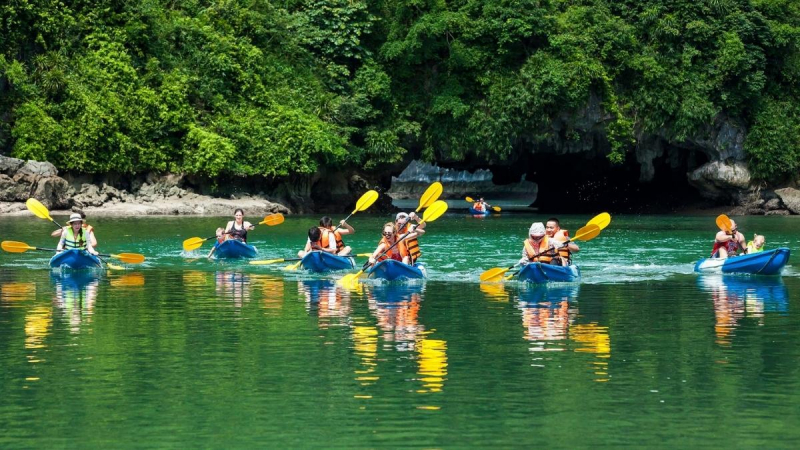 Kayak to hidden part of Halong Bay