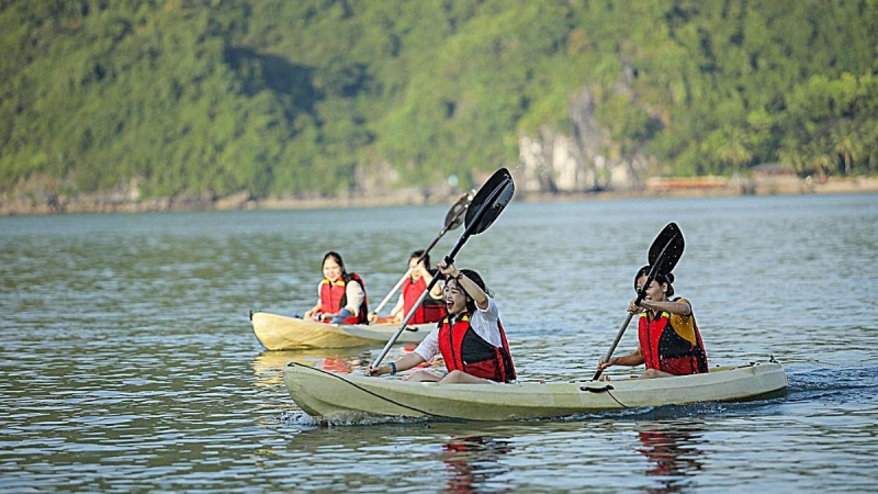 Join kayaking to explore the bay