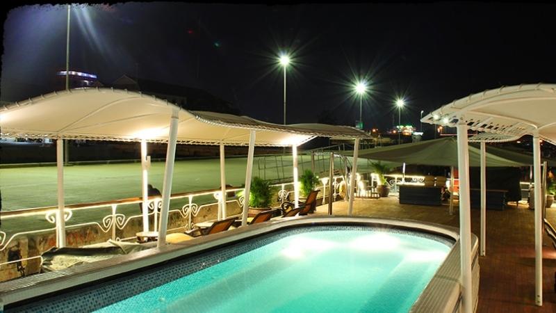 Top deck pool