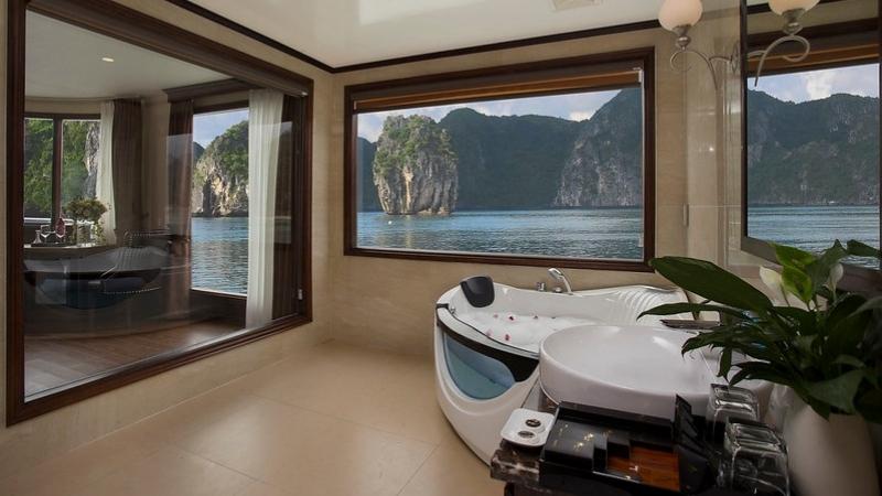 Jacuzzi for relaxing view to Cat Ba