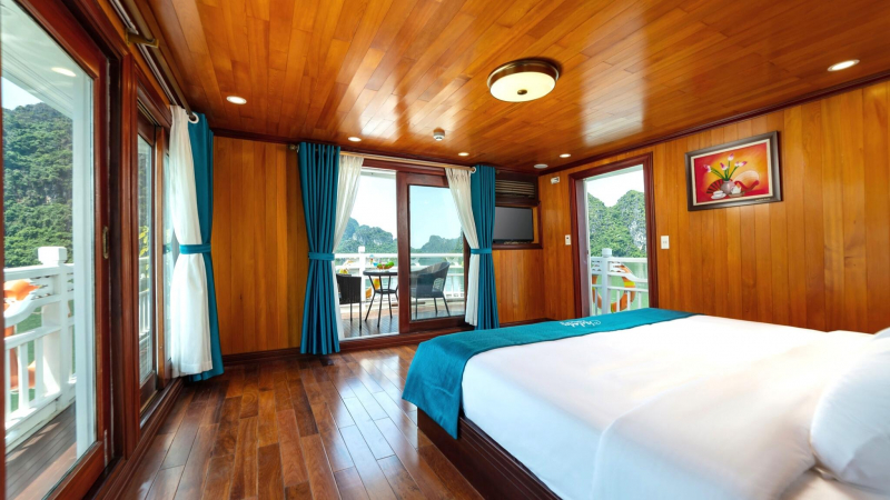 Spacious cabin with panoramic view of the bay