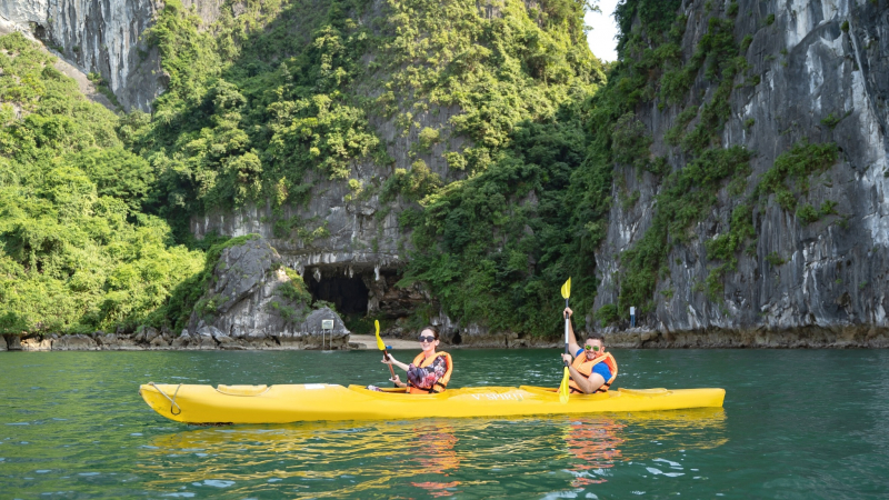 Go Kayaking To Discover The Bay