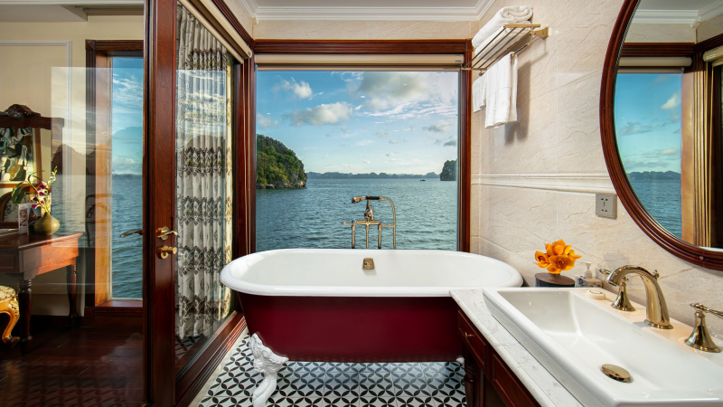 Luxury Hanoi - Saigon Bathroom with bathtub