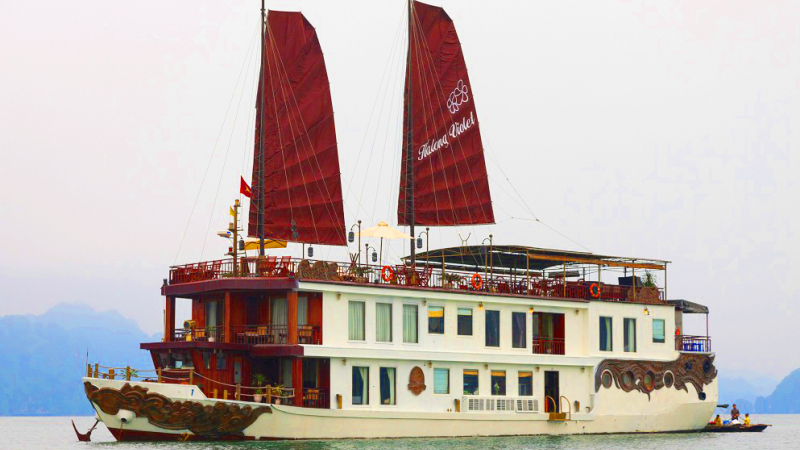 Violet Cruise sails through Titop Island