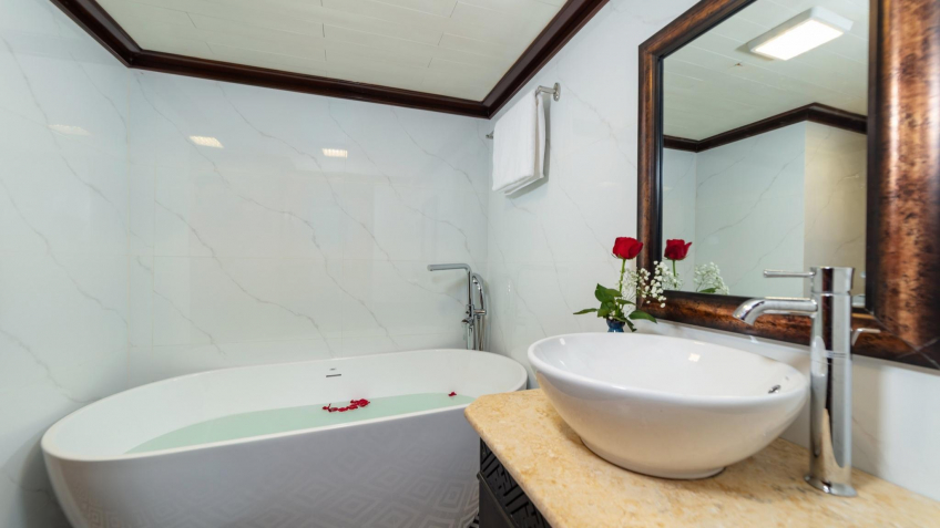 Luxury en-suite bathroom with bathtub