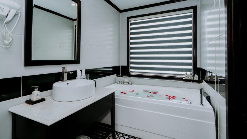 Luxury En-suite Bathroom With Bathtub