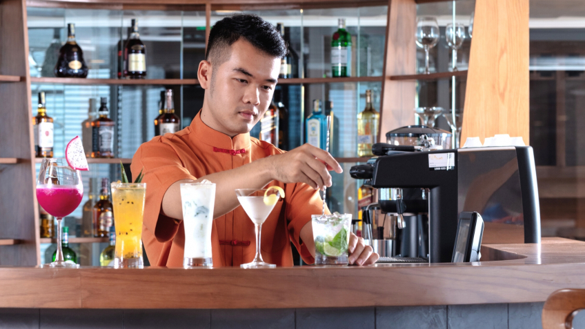 Sip A Cup Of Cocktails At Cruise Bar
