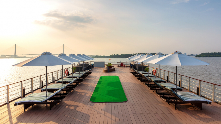 Large Sundeck With Refreshing Atmosphere