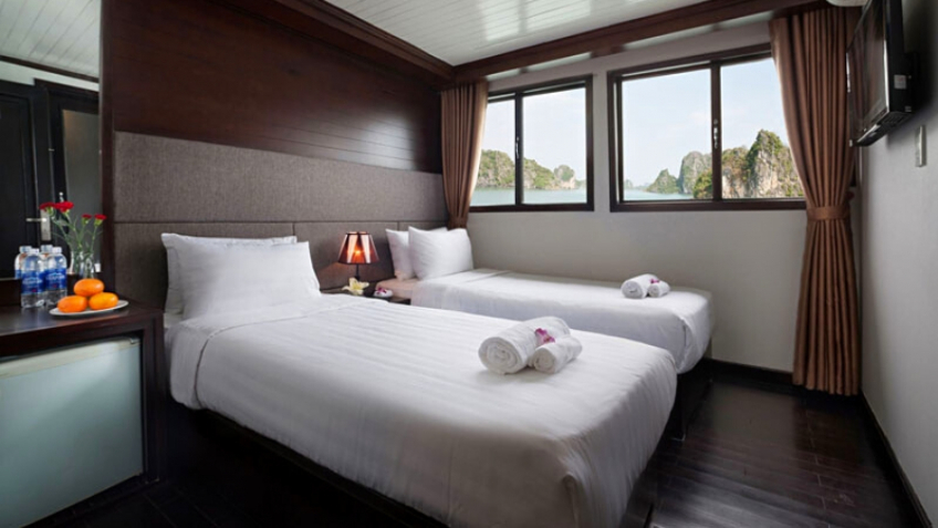 Twin Beds by the Sea-view Window