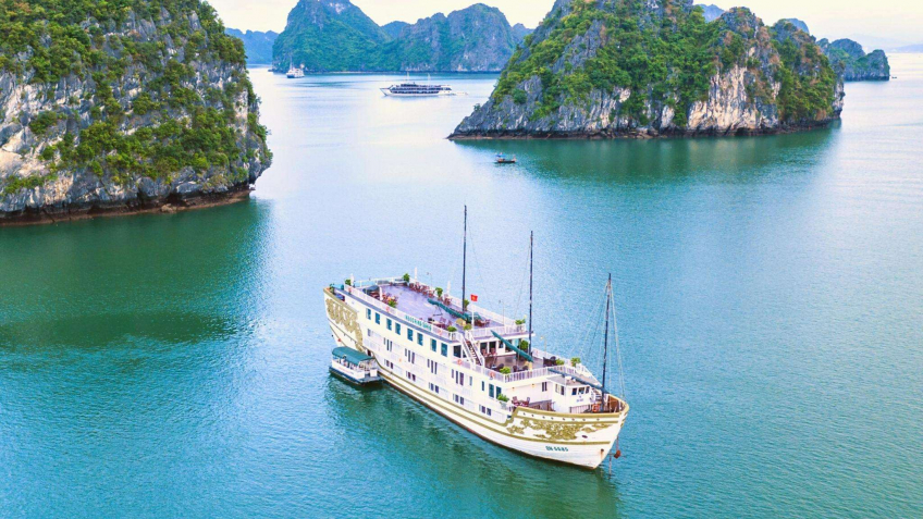 Charming overnight cruise Indochina Sails