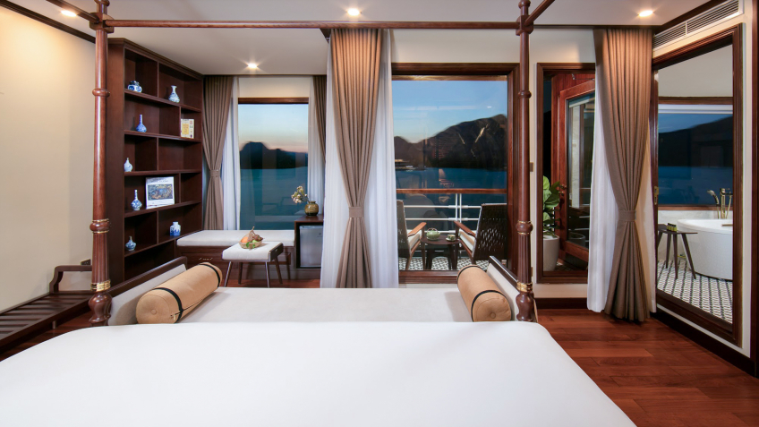 Outstanding suite with Halong Bay panorama