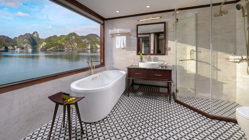 Huge Bathroom with Halong Bay view