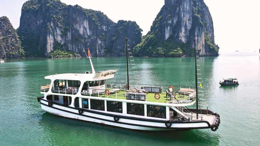 Modern Design Cruise In The Middle Halong Bay