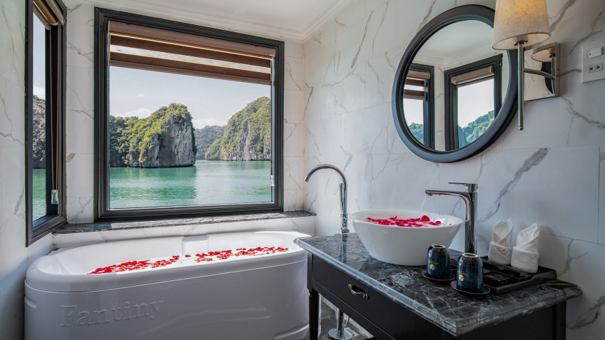 Bathroom with the majestic view and roses