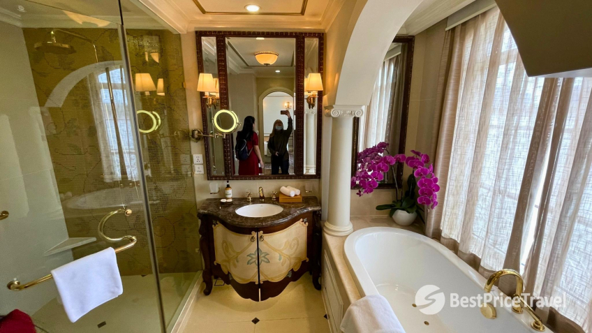 Luxurious And Lavish Bathroom With Bathtub