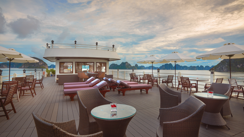 Panoramic Bay view on sundeck