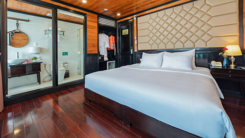 Senior Suite with double bed perfect for Lan Ha Bay overnight cruise