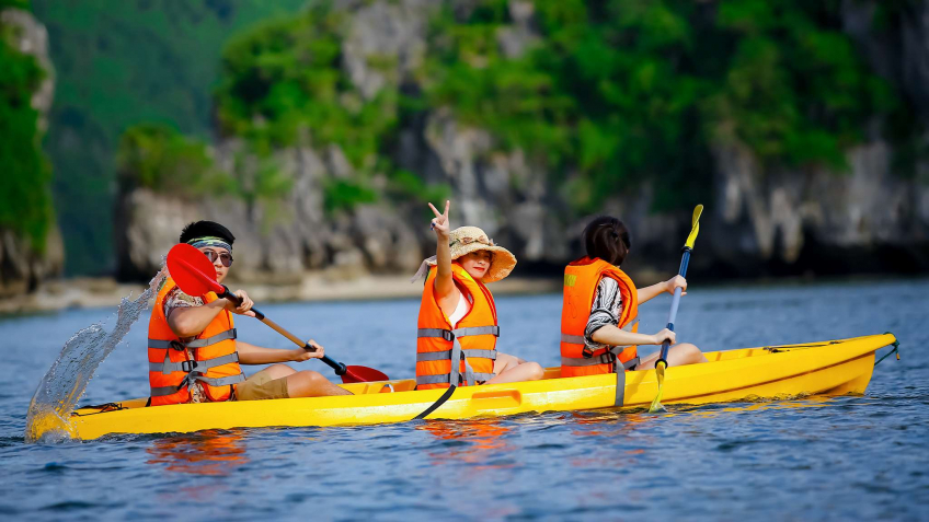 Experience Kayaking to explore Lan Ha Bay