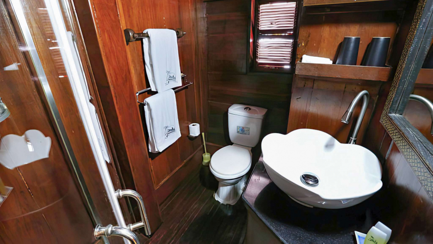 Bathroom in Toum Tiou I cabin