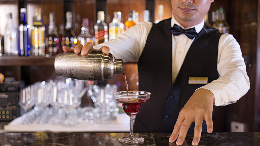 Enjoy cocktails with expert bartender
