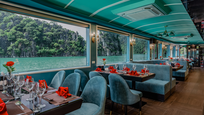 Immersive Halong Bay view by lunch