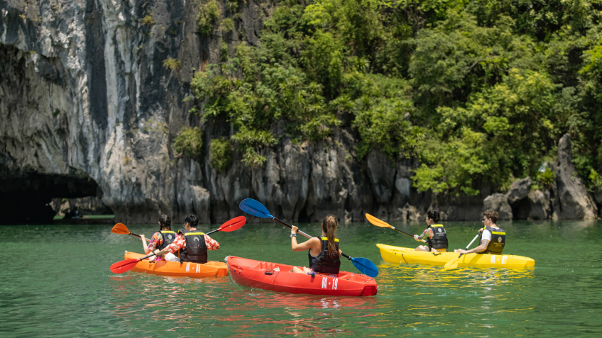 Kayak in Luon Cave area