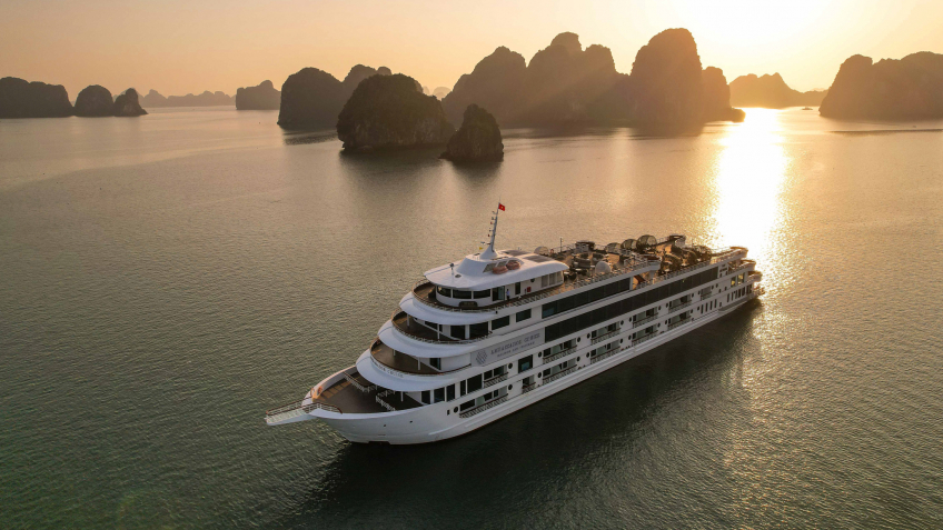 See the gorgeous sunset in Halong