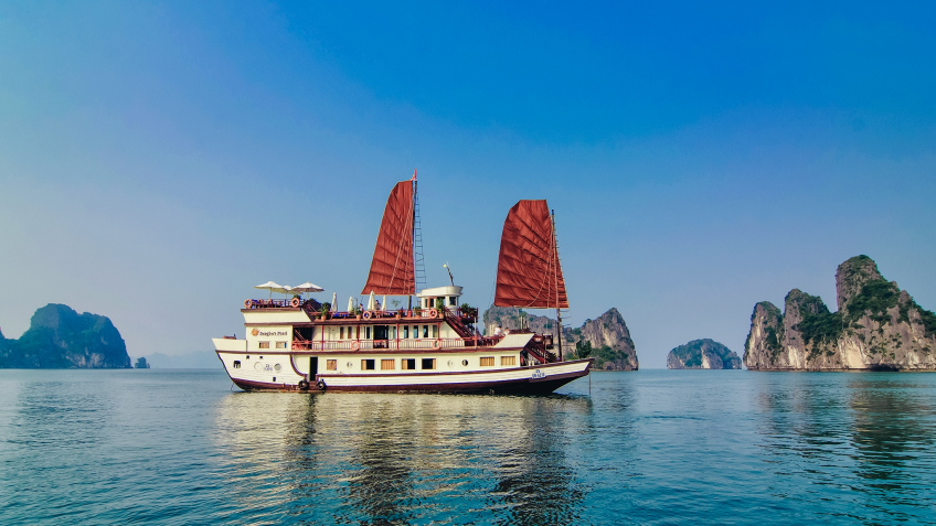 Dragon Pearl Junk boat Bai Tu Long Bay