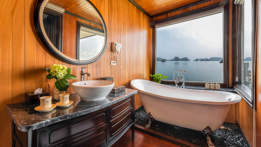 The bathtub with gorgeous view