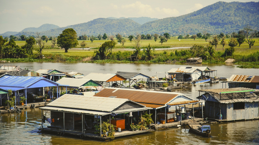 Scenic Floating Houses In Kampong Chhnang