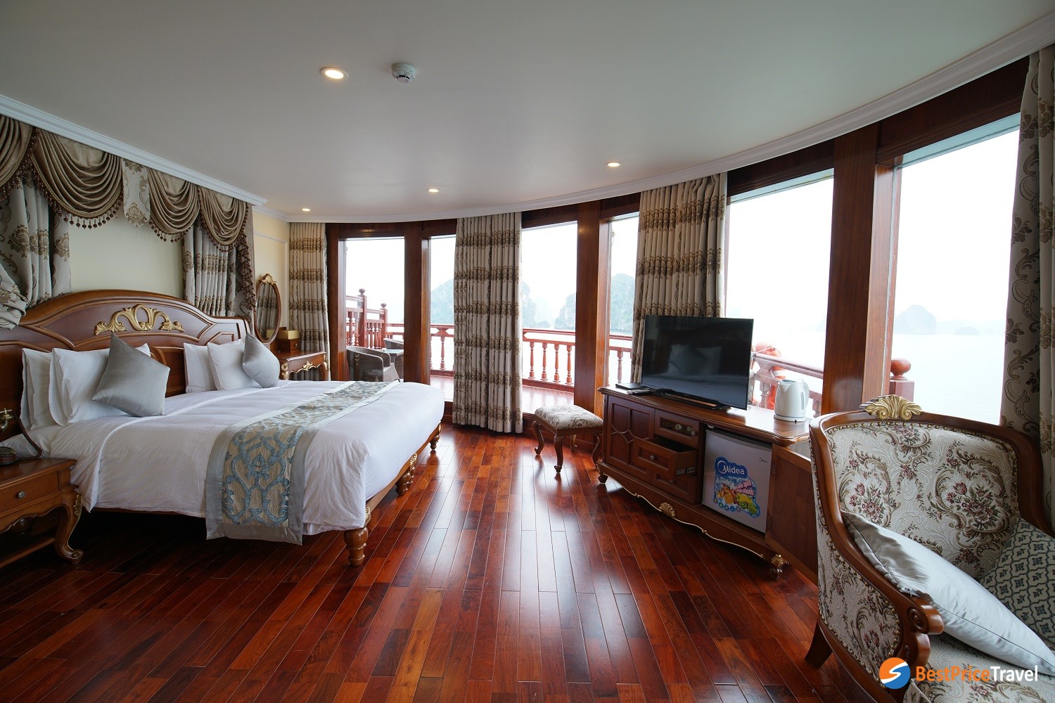 Nha Trang Suite king bed