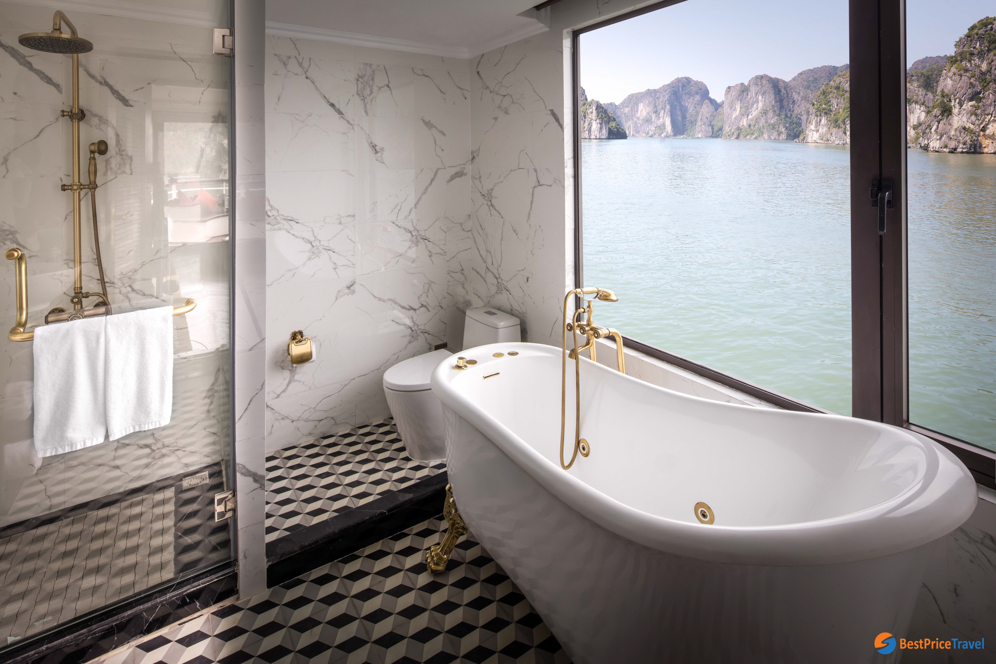 Extravagant bathroom with sea view