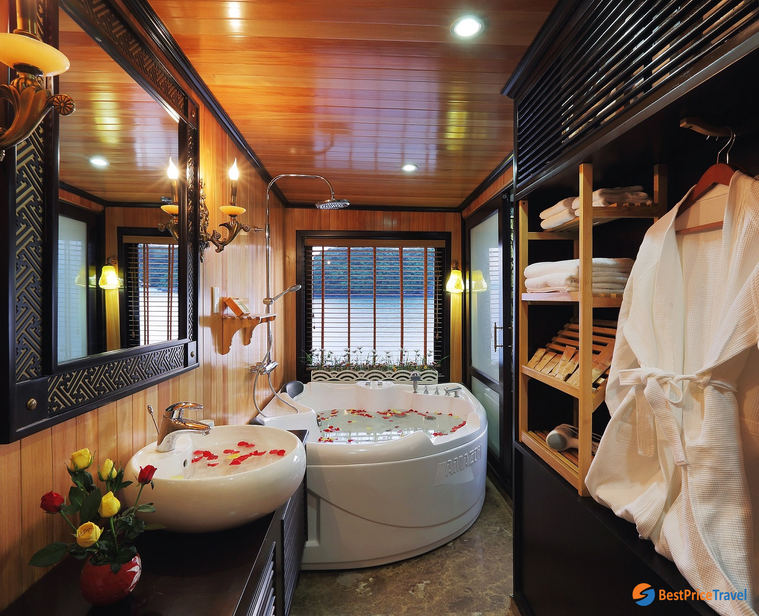 Suite Balcony bathroom with romantic style