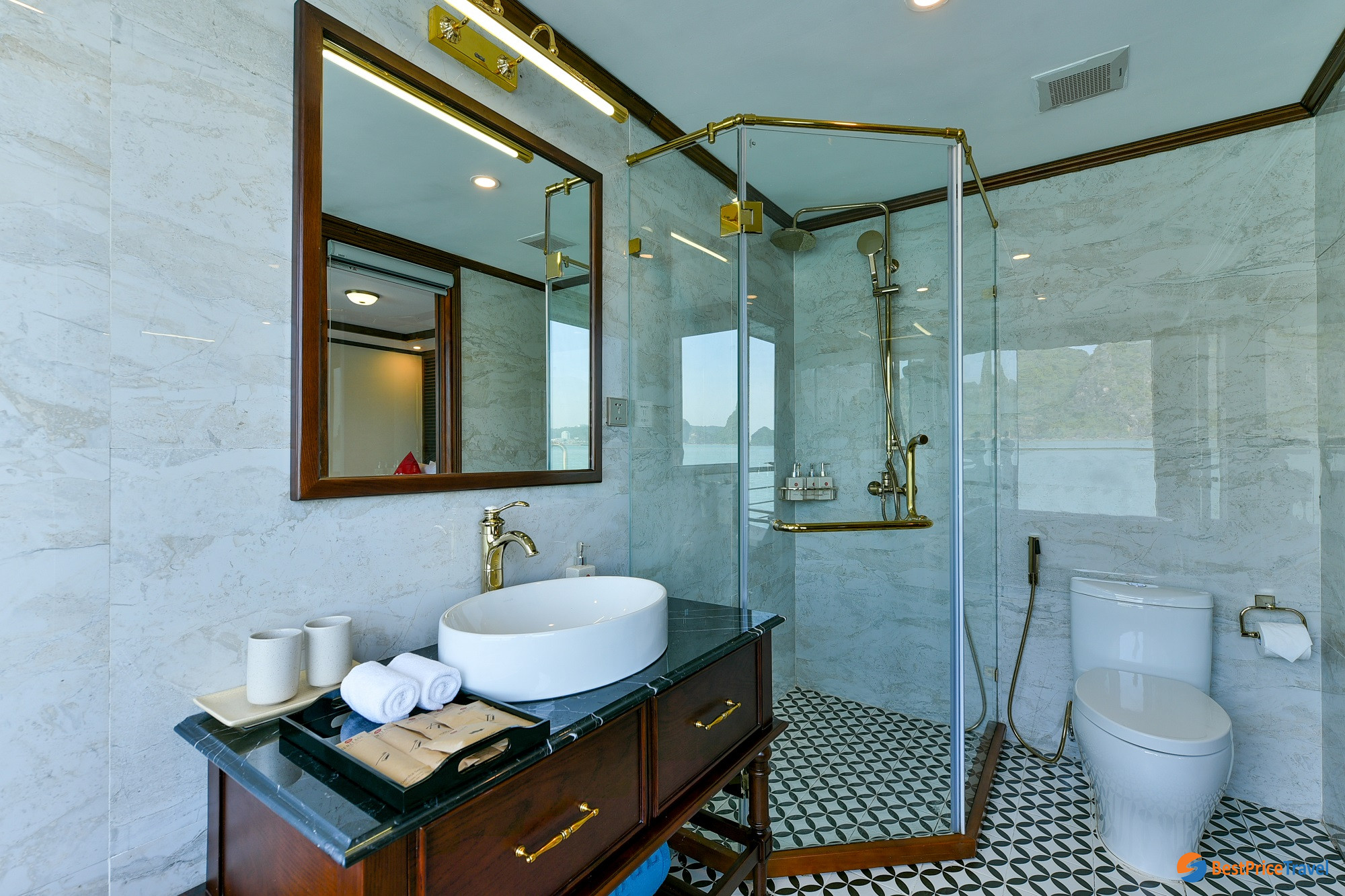 Heritage Cruise' Ocean Suites Bathroom