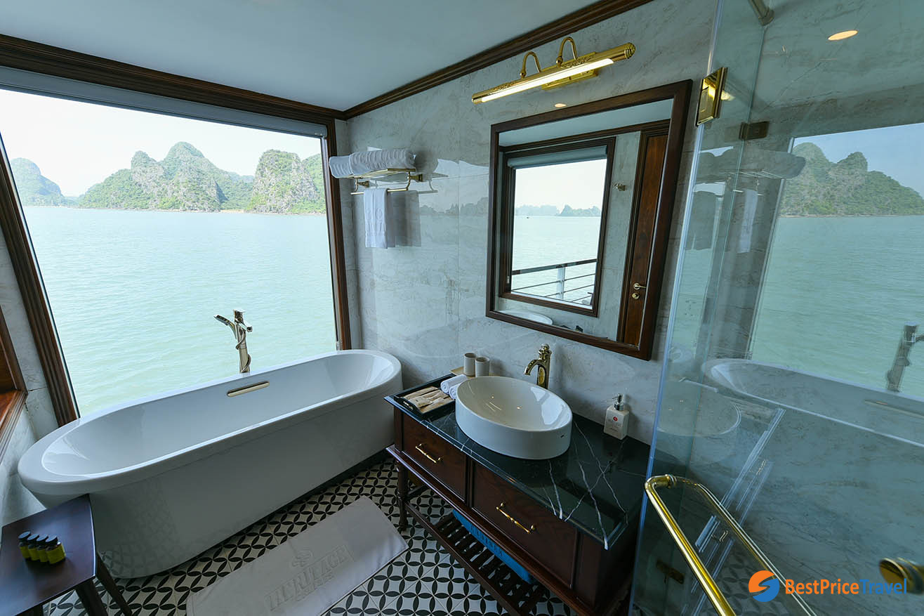 Heritage Cruise' Delta Suites Bathroom