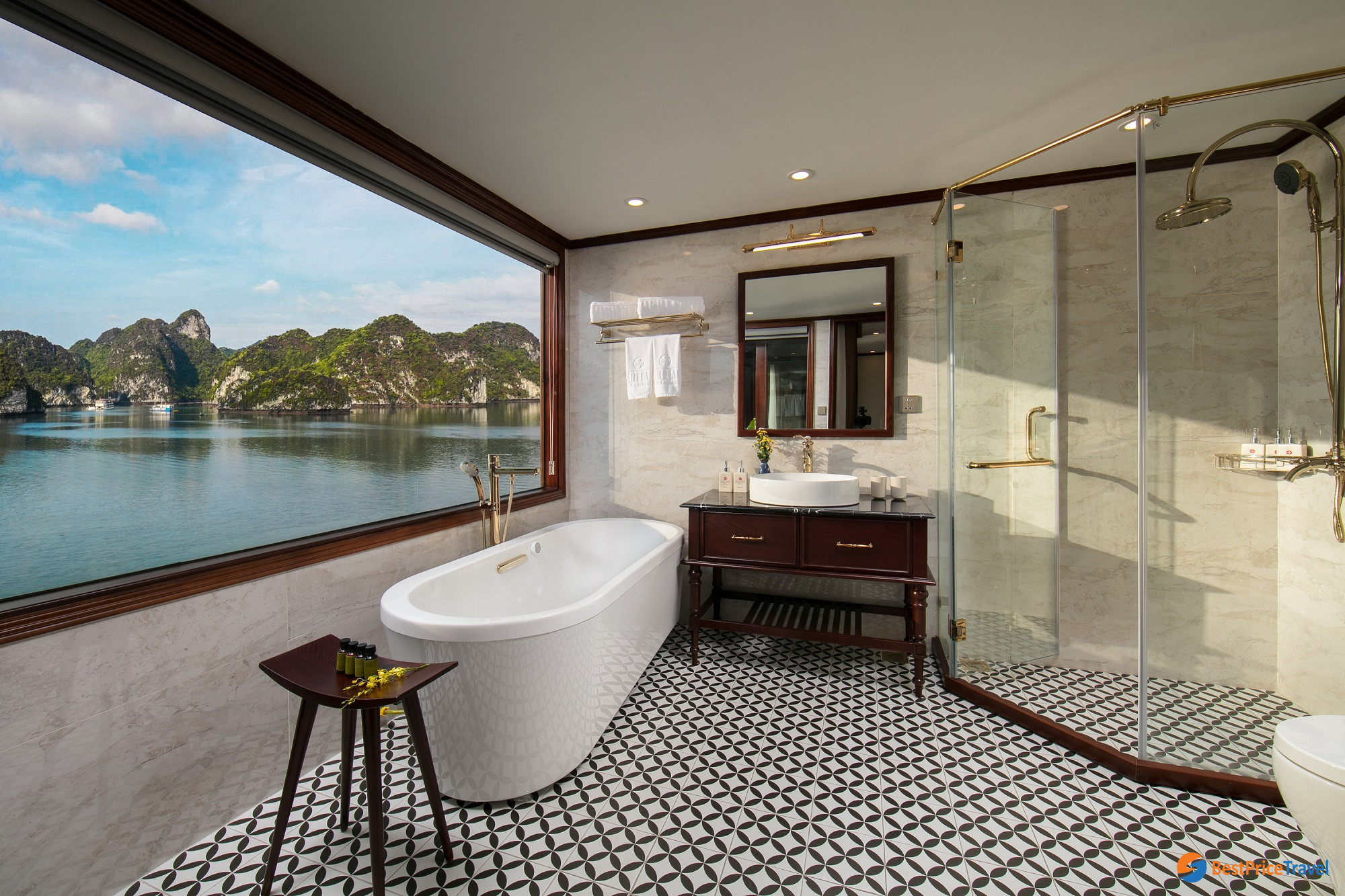 Heritage Cruise' Regal Suite Bathroom